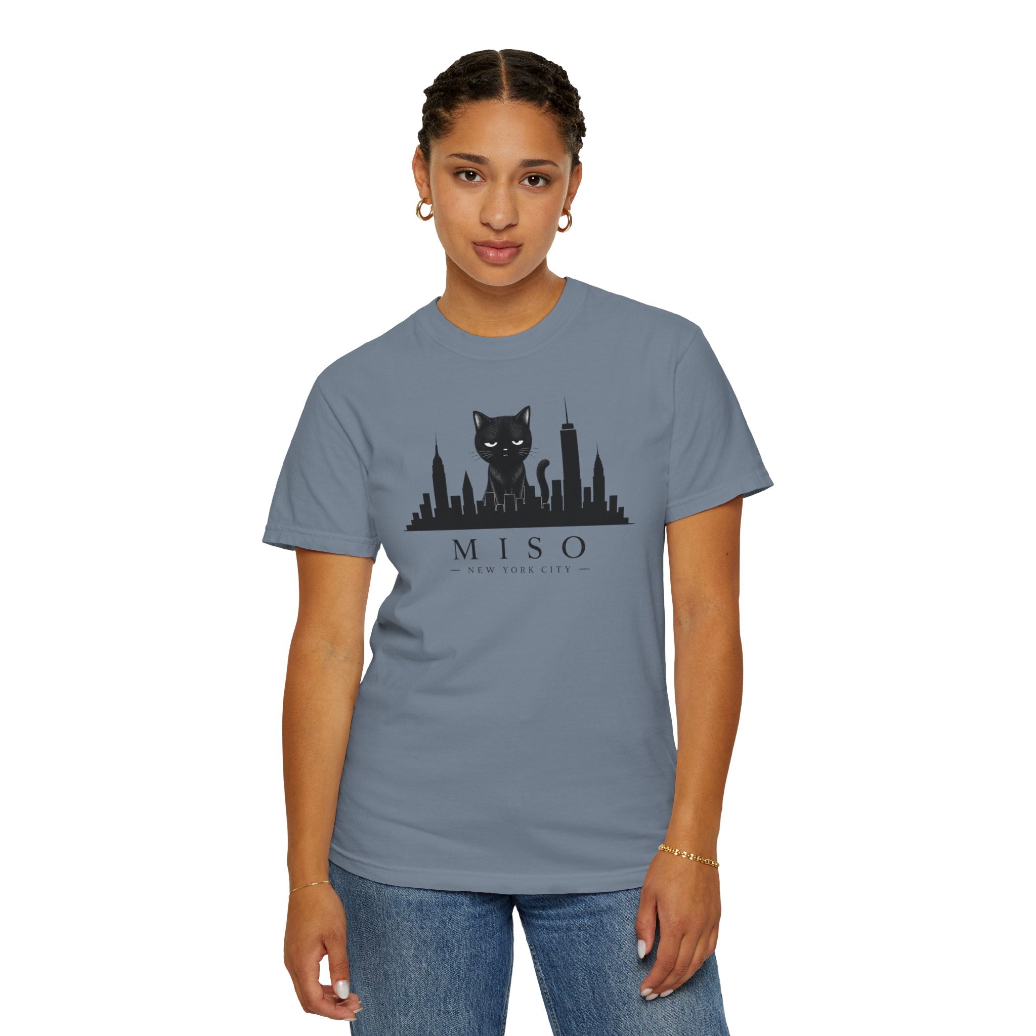 Miso the Cat™ NYC Skyline Tee – Minimalist New York City Graphic Shirt