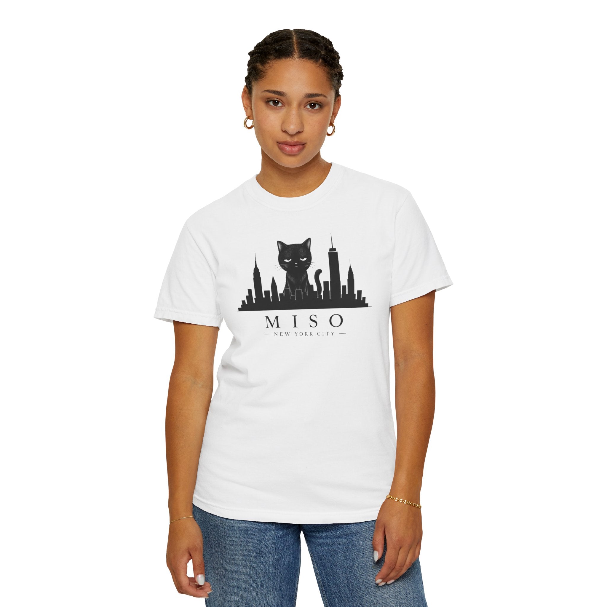 Miso the Cat™ NYC Skyline Tee – Minimalist New York City Graphic Shirt